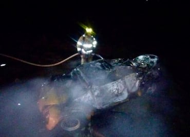 Incendio consume automóvil en carretera Pachuca-Sahagún