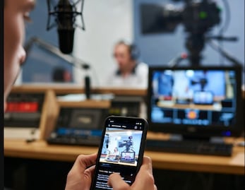 Empresarios de radio y televisión piden reglas parejas para redes sociales 