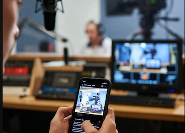 Empresarios de radio y televisión piden reglas parejas para redes sociales