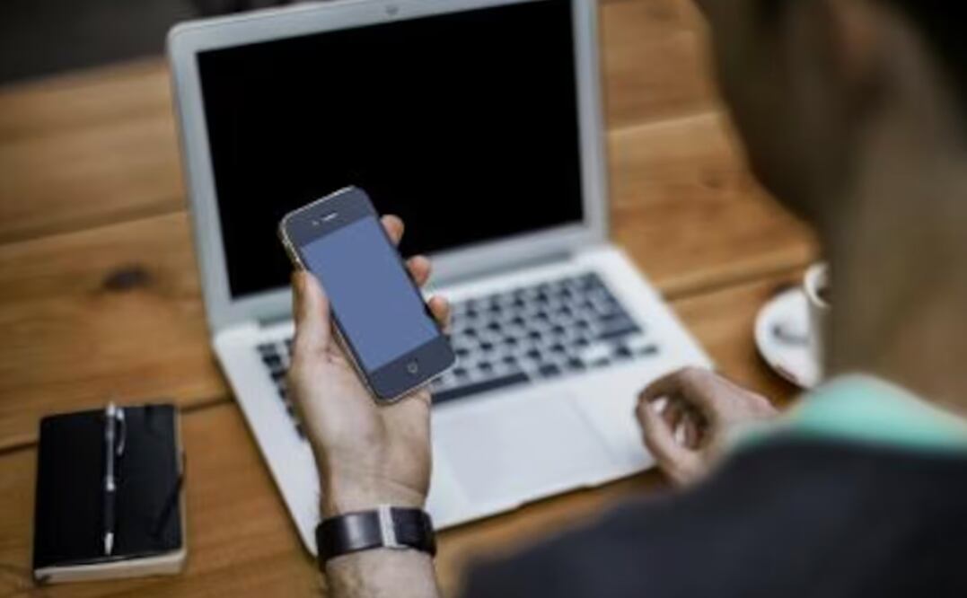 Tras la pandemia de Covid-19 surgió el teletrabajo, que establece derechos y obligaciones para empleadores y empleados, entre ellos el derecho a la desconexión digital fuera de su horario laboral.