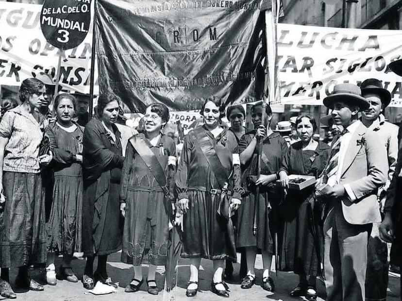 Elvia Carrillo Puerto (tercera de derecha a izquierda), durante una movilización feminista en la década de 1920. Foto: Especial