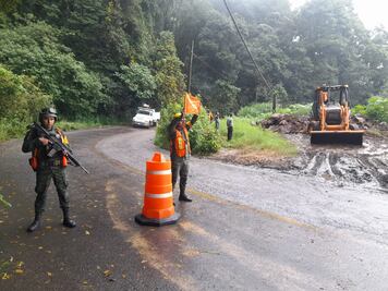 Militares limpian tramo de la carretera Pachuca-Huejutla tras deslaves
