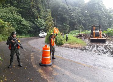 Militares limpian tramo de la carretera Pachuca-Huejutla tras deslaves