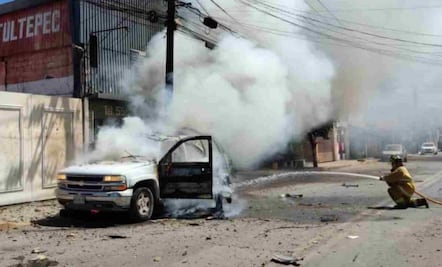 Explota camioneta cargada de pirotecnia en Tultepec