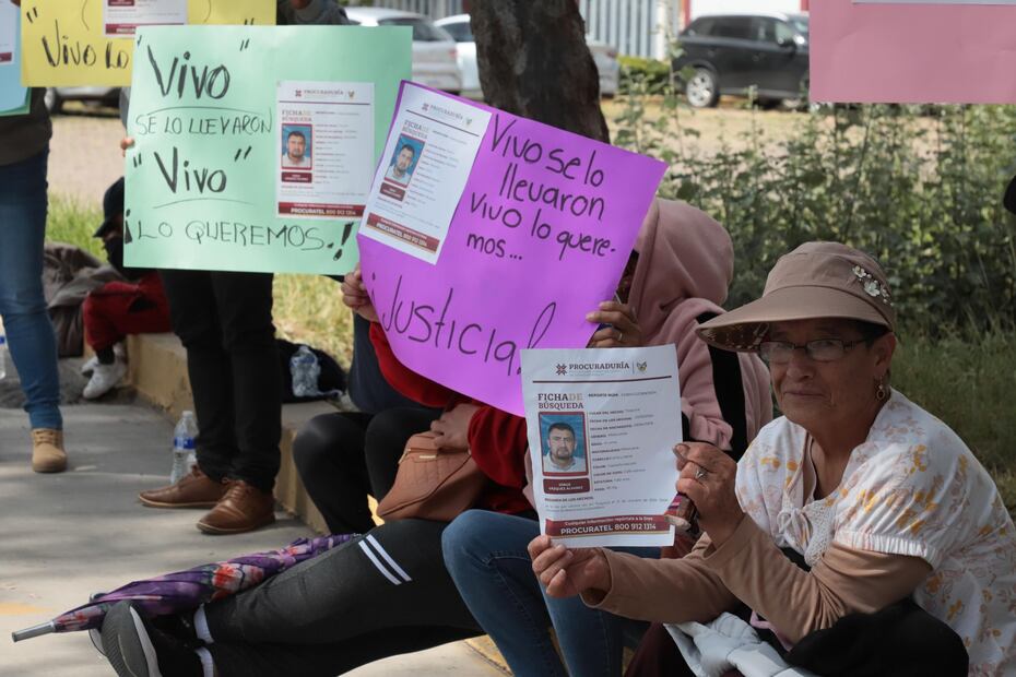 familiares y amigos de Jorge Vázquez Álvarez, quien fue reportado como desaparecido el pasado 21 de octubre en el municipio de Tizayuca, realizaron una protesta frente a la Subprocuraduría de Justicia del Estado de Hidalgo I Foto: Luis Soriano