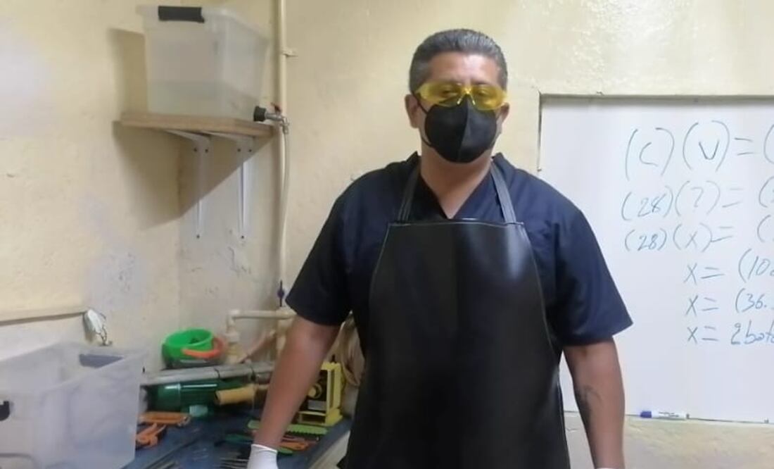 César Fernando Cervantes es un especialista en la restauración y preservación de los difuntos que
prepara para su despedida | Foto: Grisel Lira