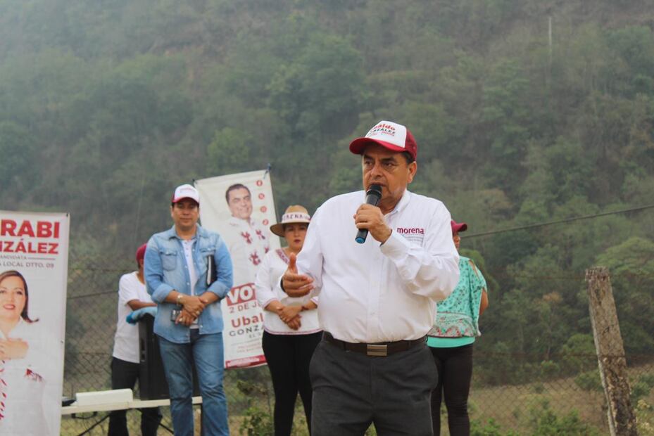El candidato de Morena y Nueva Alianza Hidalgo propusó becas y apoyos en especie para mantener a los jóvenes en las aulas y reinsertar a los que han abandonado sus estudios.
