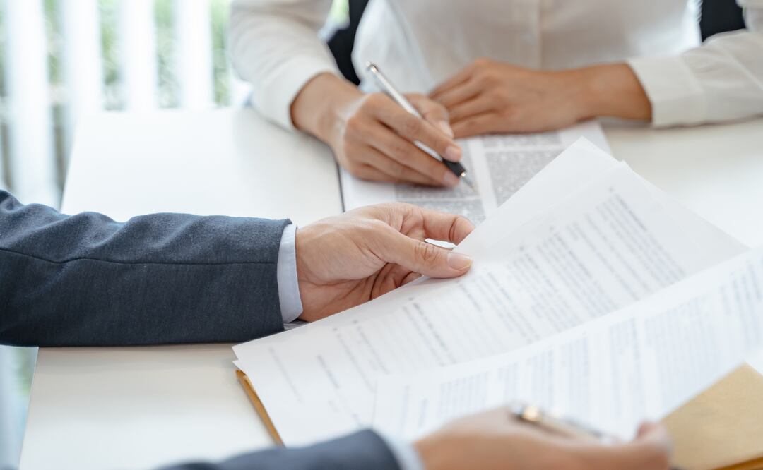 Los derechos que se afectan son: el acceso a la información pública, derecho a la seguridad jurídica, principio de gratuidad en el acceso a la información pública; principio de proporcionalidad y equidad en las contribuciones; principio de reserva de ley y principio de legalidad.