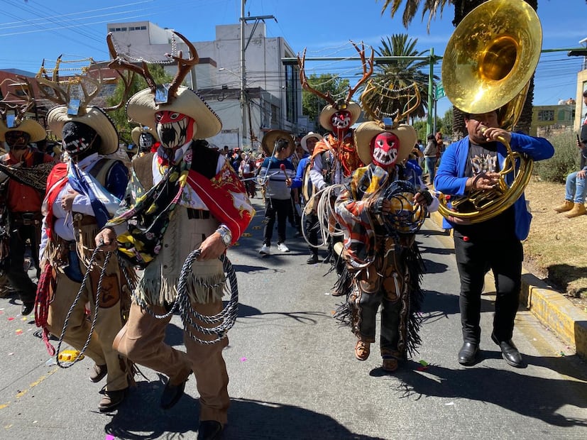 Entre cuernos y máscaras, el carnaval de Calnali, una tradición que se hereda en la Sierra hidalguense | Foto: Luis Soriano