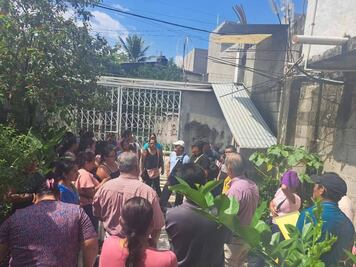 Retienen a docentes en Huejutla por falta de maestro en telesecundaria