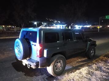 Detienen a conductor de camioneta Hummer por posesión de drogas en Mineral de la Reforma