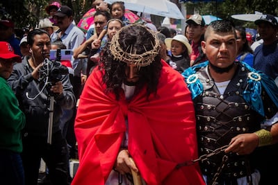 Vecino de Acatlán se prepara para cargar la cruz en procesión