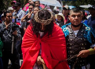 Vecino de Acatlán se prepara para cargar la cruz en procesión