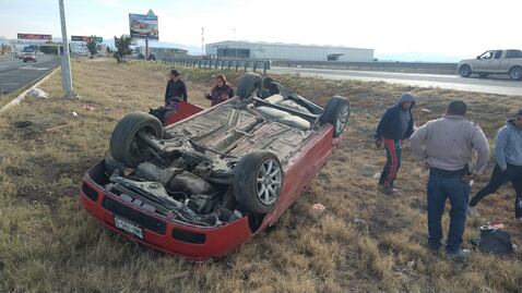 Tras accidente, vuelca vehículo en retorno de Acayuca sobre la México-Pachuca
