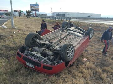 Tras accidente, vuelca vehículo en retorno de Acayuca sobre la México-Pachuca