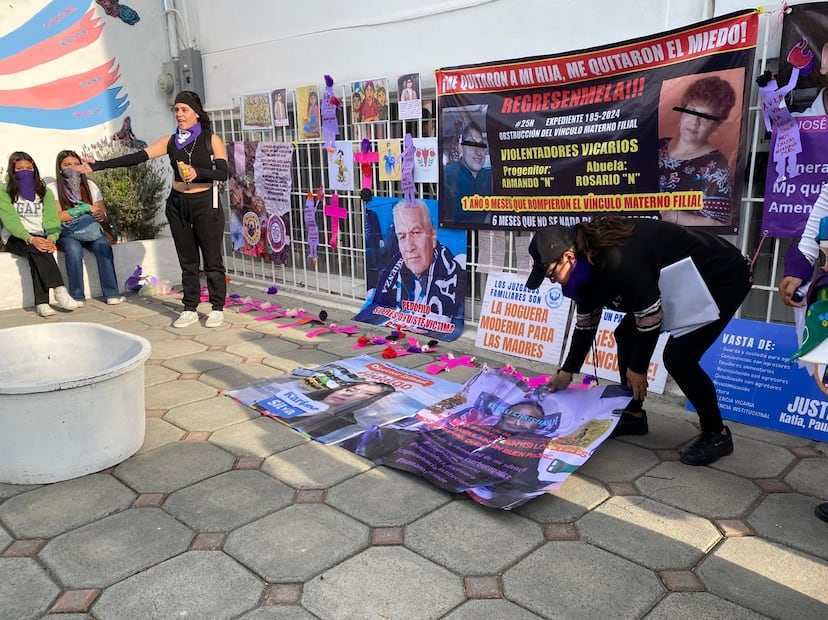 Por el 25N, mujeres protestaron de manera pacífica en las instalaciones de la Comisión de Derechos Humanos de Hidalgo, en avenida Juárez  I foto: Luis Soriano