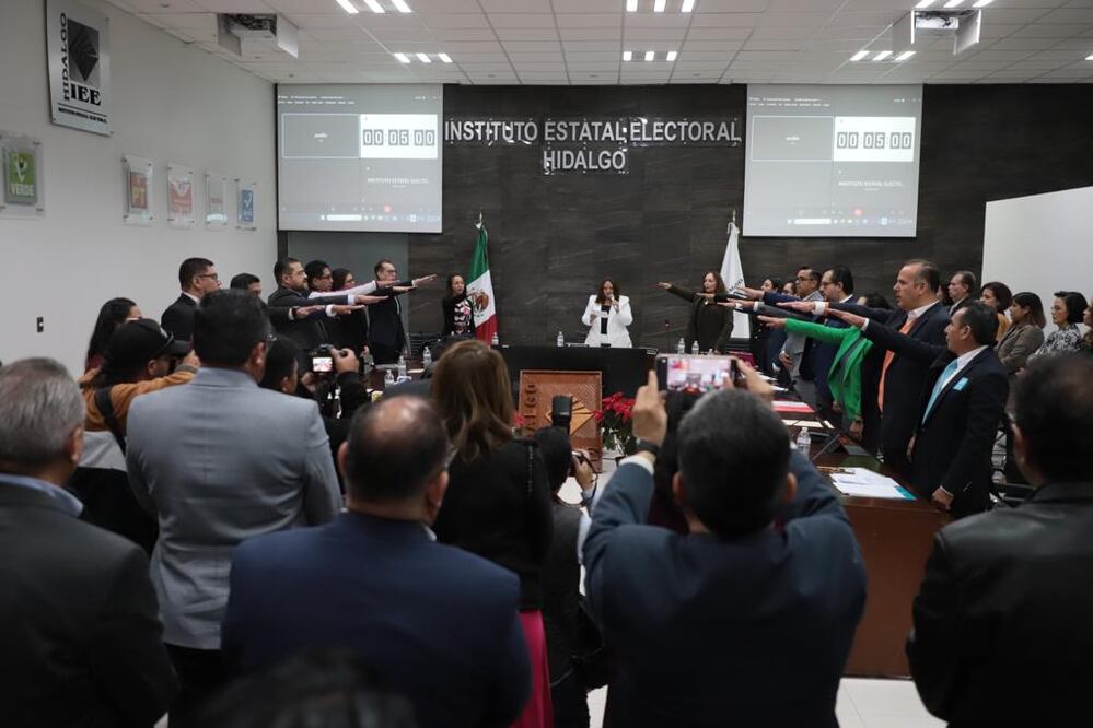Durante la Sesión Especial de Instalación del Proceso Electoral Local 2023-2024 en el instituto estatal electoral de Hidalgo los consejeros electorales  y representantes de los partidos políticos tomaron protesta 
Foto: Luis Soriano