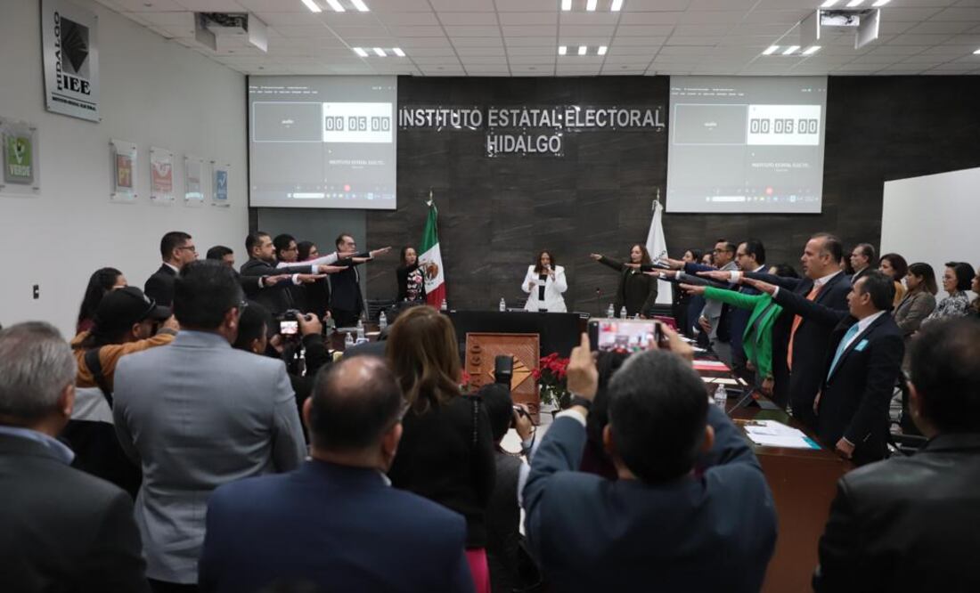 Durante la Sesión Especial de Instalación del Proceso Electoral Local 2023-2024 en el instituto estatal electoral de Hidalgo los consejeros electorales y representantes de los partidos políticos tomaron protesta
Foto: Luis Soriano