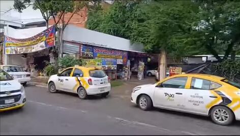 Taxistas de Hidalgo bloquean base en Huejutla por conflicto con transportistas de Veracruz