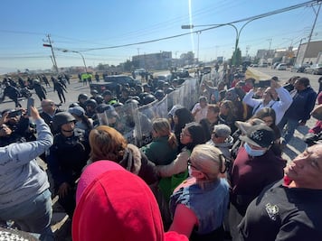 Video: Tras casi tres horas, manifestación de vecinos del sur de Pachuca termina disuelta por granaderos 