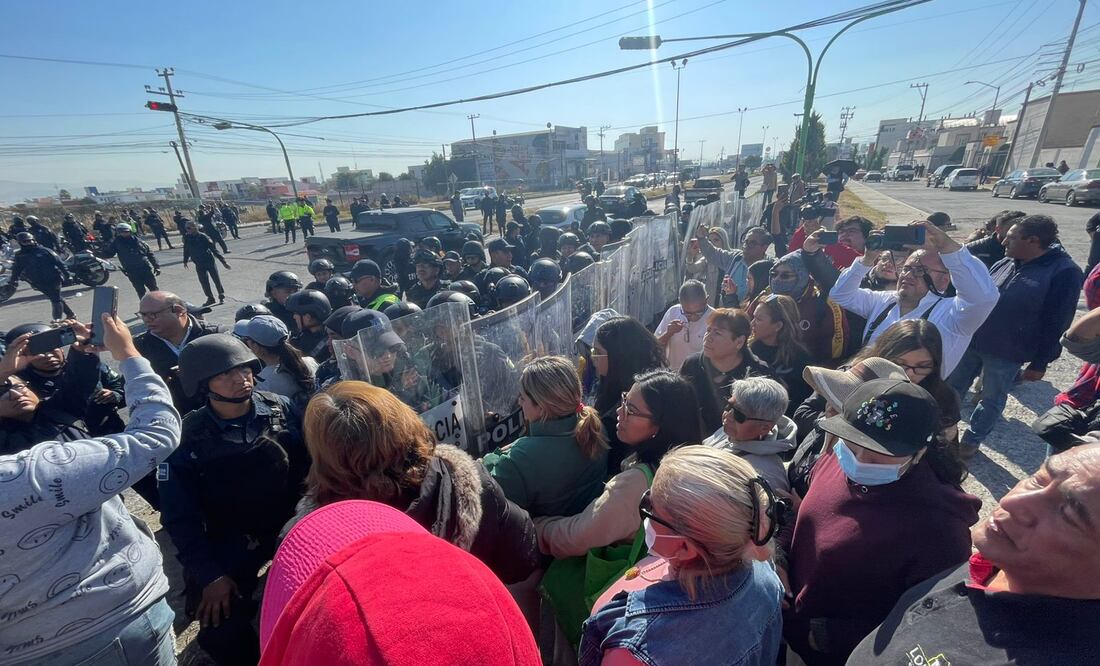 Policías estatales dispersan la manifestación en el bulevar Santa Catarina I Foto: Marco Carrillo