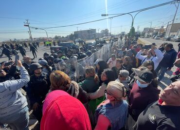 Video: Tras casi tres horas, manifestación de vecinos del sur de Pachuca termina disuelta por granaderos
