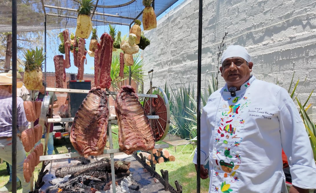 Javier Juárez Roldán "El Negro" asiste a diversos eventos gastronómicos en Hidalgo y otros estados del país, además de dar servicio en eventos privados. Una de sus especialidades es la paella y en su historial pudo cocinar vacas. I Foto: Gerardo Campa