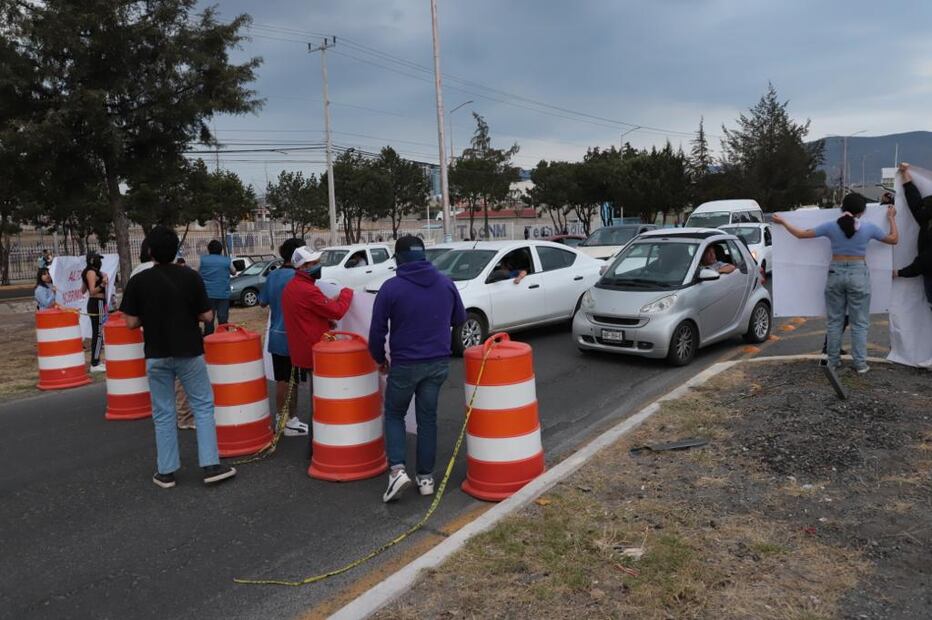 Estudiantes del ITP bloquean el Felipe Ángeles para exigir destitución de director | Foto: Luis Soriano