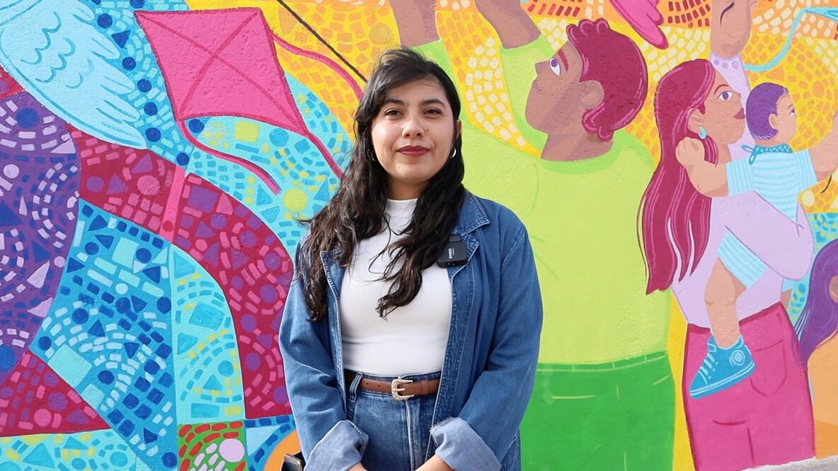Alejandre Castillo es originaria de Pachuca y creadora del mural “Ecos del Hogar, Latidos del Mundo”