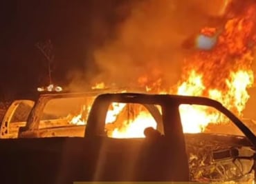 Hallan tres camionetas calcinadas tras explosión en la Tlaxcoapan-Tlahuelilpan