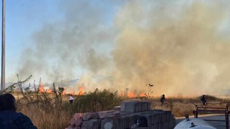 Incendio de pastizal obliga a evacuar a alumnos de la Universidad Politécnica en Tolcayuca