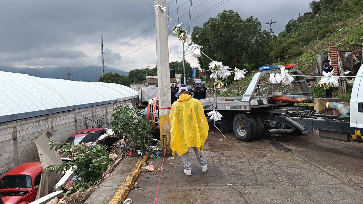 Debido a las intensas lluvias, la noche del domingo ocurrió el colapso de una barda y un auto sobre otros vehículos | Foto: Lourdes Naranjo