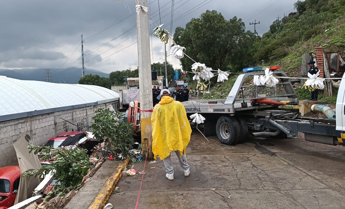 Debido a las intensas lluvias, la noche del domingo ocurrió el colapso de una barda y un auto sobre otros vehículos | Foto: Lourdes Naranjo