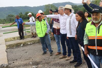 Avanza la reconstrucción del puente sobre el Río Garcés en Xochiatipan