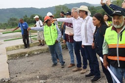 Avanza la reconstrucción del puente sobre el Río Garcés en Xochiatipan