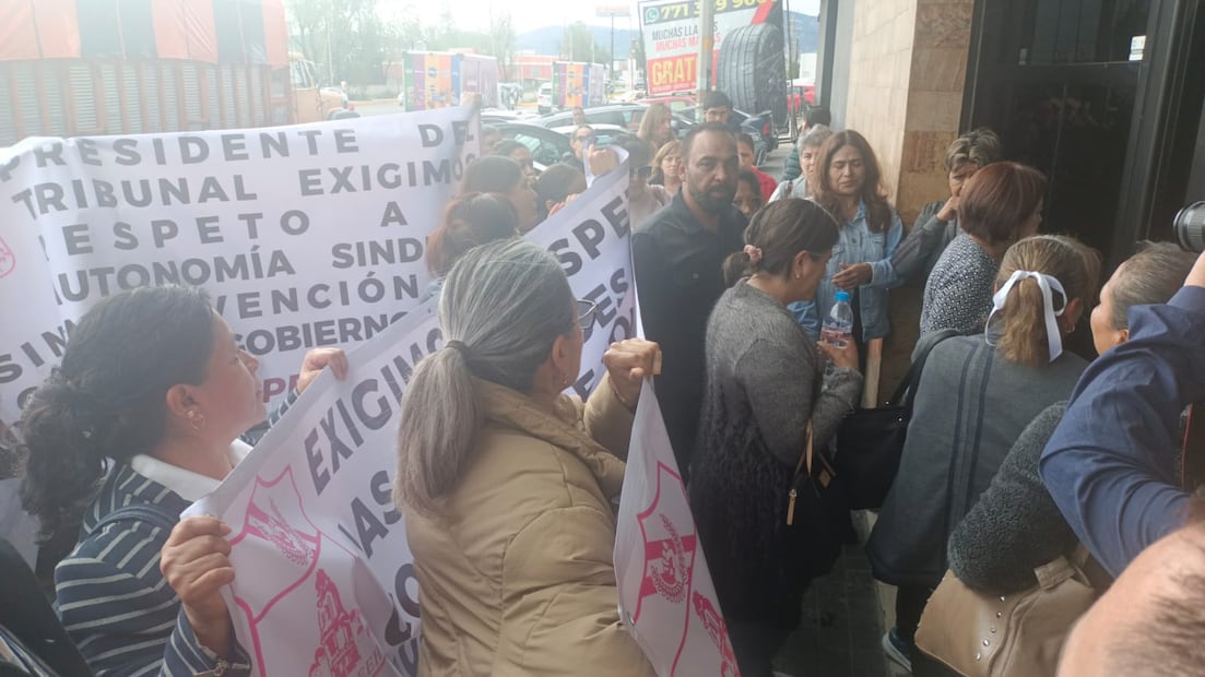 Trabajadores del SUTSPEEH exigen renovación sindical frente a la Secretaría del Trabajo | Foto: Lorena Rosas