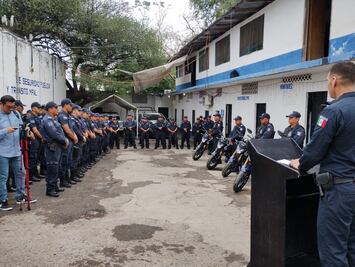 Por salarios bajos desertan policías de Huejutla
