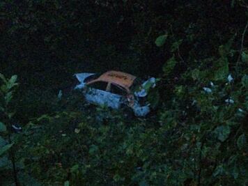 En la Huasteca, taxi cayó a barranco con todo y pasaje en la sierra