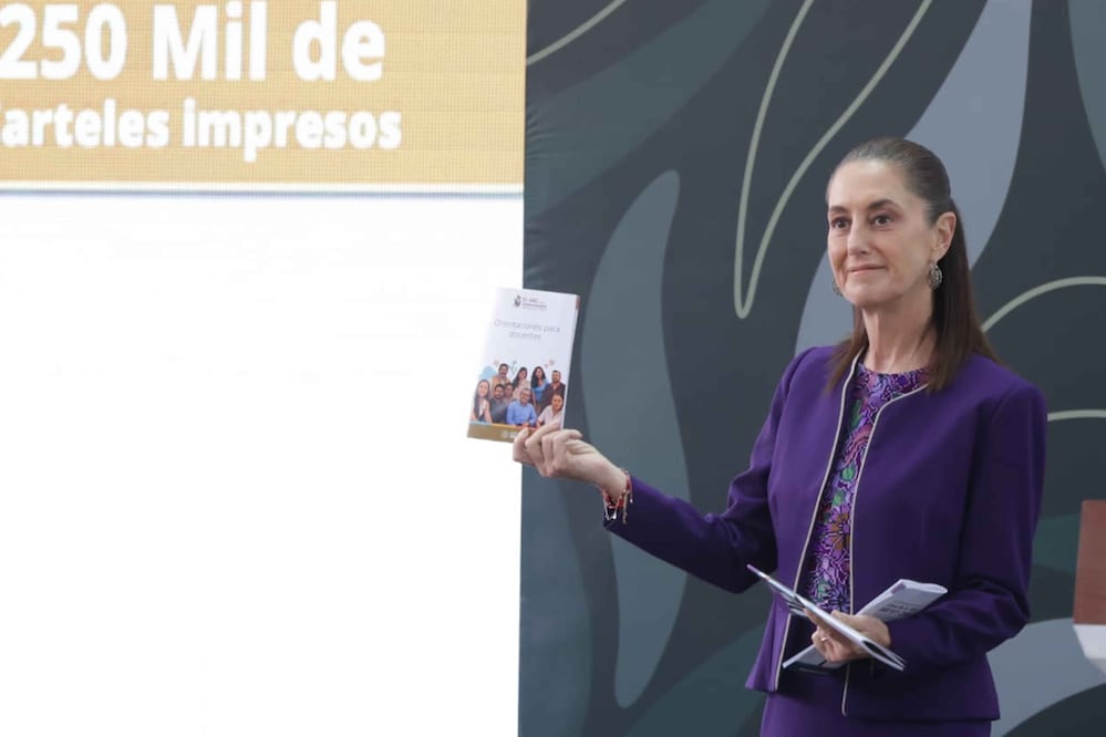 La Presidenta de México, Claudia Sheinbaum Pardo, encabeza la conferencia matutina: "Las mañaneras del pueblo", en la Escuela Secundaria Técnica No.10 "Artes Gráficas", ubicada en Avenida Dr. Río de la Loza. Foto: Agencia EL UNIVERSAL/Fernanda Rojas/RDB.