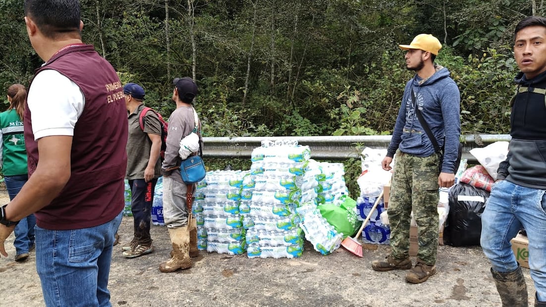 Brigadas de Salud llevan víveres y atención médica a comunidades afectadas en la región Otomí-Tepehua | Foto: Salud Hidalgo