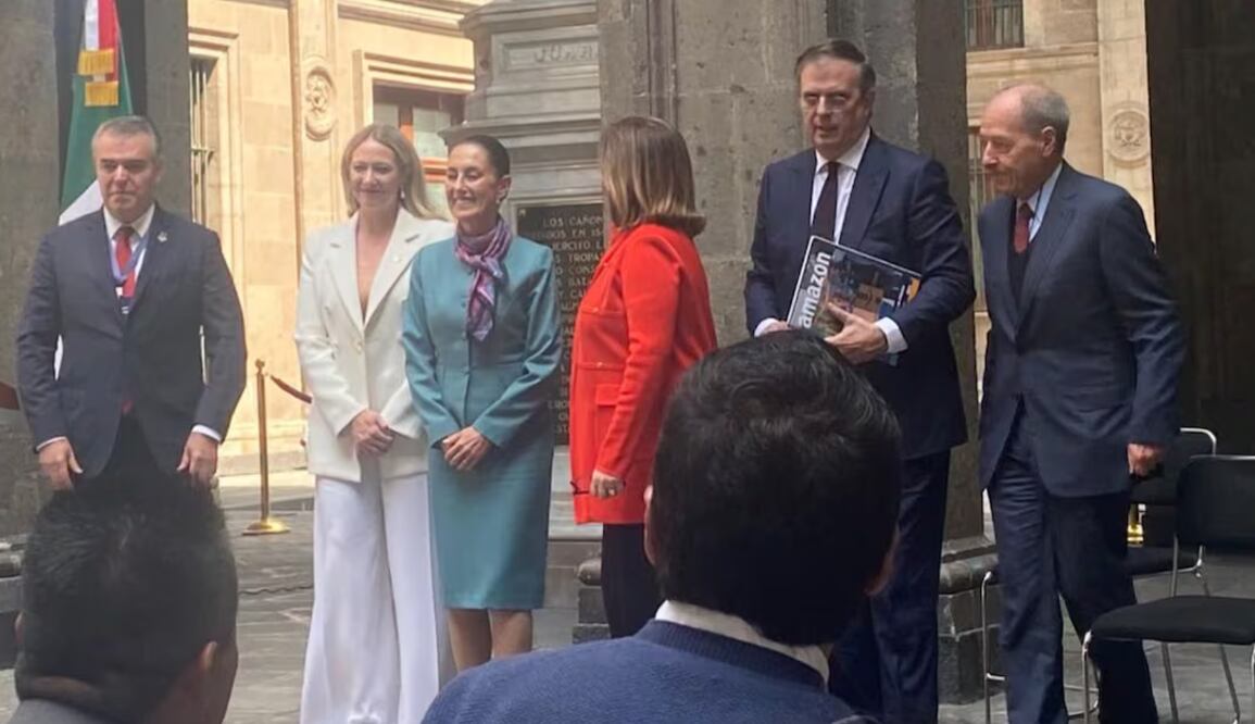 Rodeado de empresarios, Marcelo Ebrard que las inversiones en México “están seguras”, hay certeza y certidumbre. Foto: Ivette Saldaña/El Universal