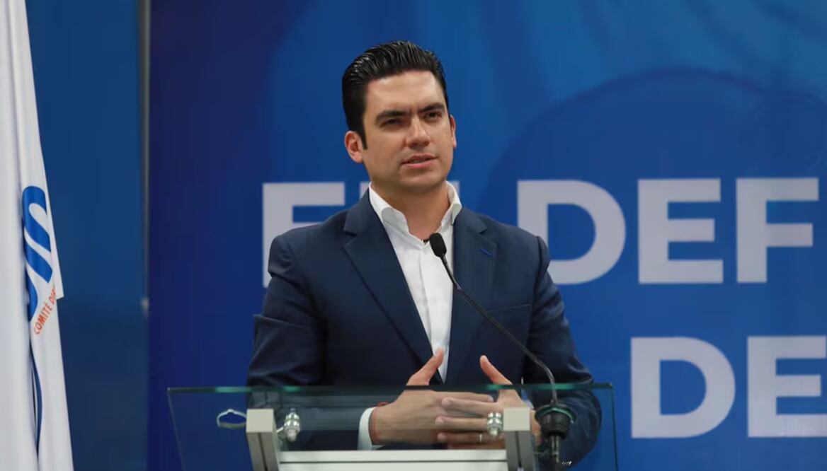 Jorge Romero Herrera, nuevo dirigente del PAN recibe constancia de mayoría. Foto: PAN