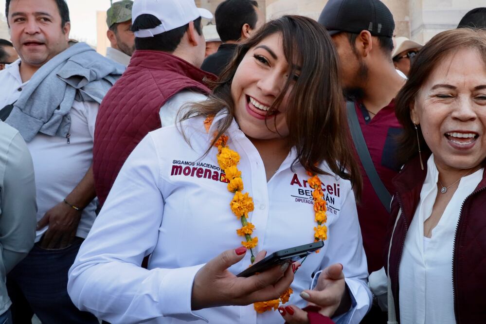 Beltrán Contreras fue acompañada por un contingente de las distintas comunidades que la acompañó hasta la presidencia municipal | Foto: Luis Soriano