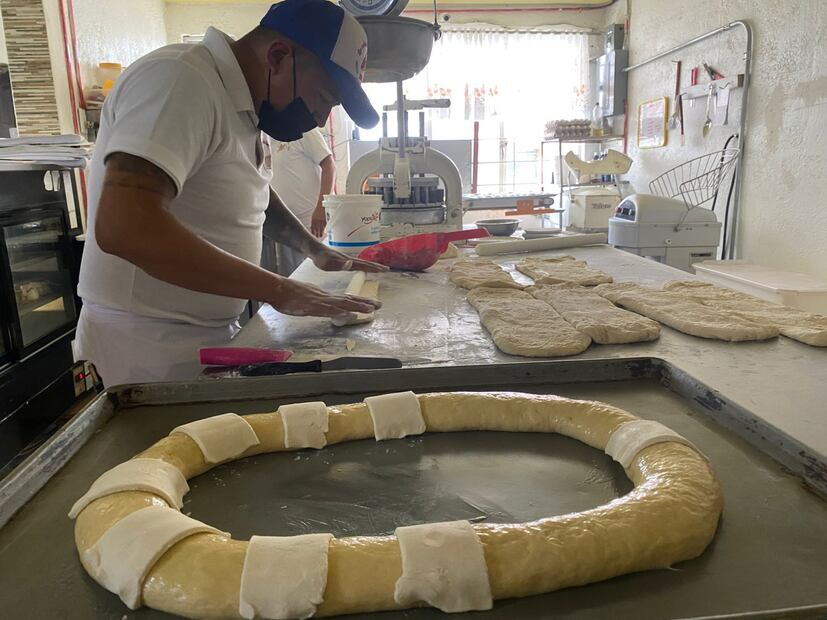 La panadería llamada La Casita del Pan, ubicada en la colonia Campestre de la ciudad de Pachuca, elabora gran cantidad de roscas de distintos tamaños para que las familias puedan disfrutar un dulce Día de Reyes.