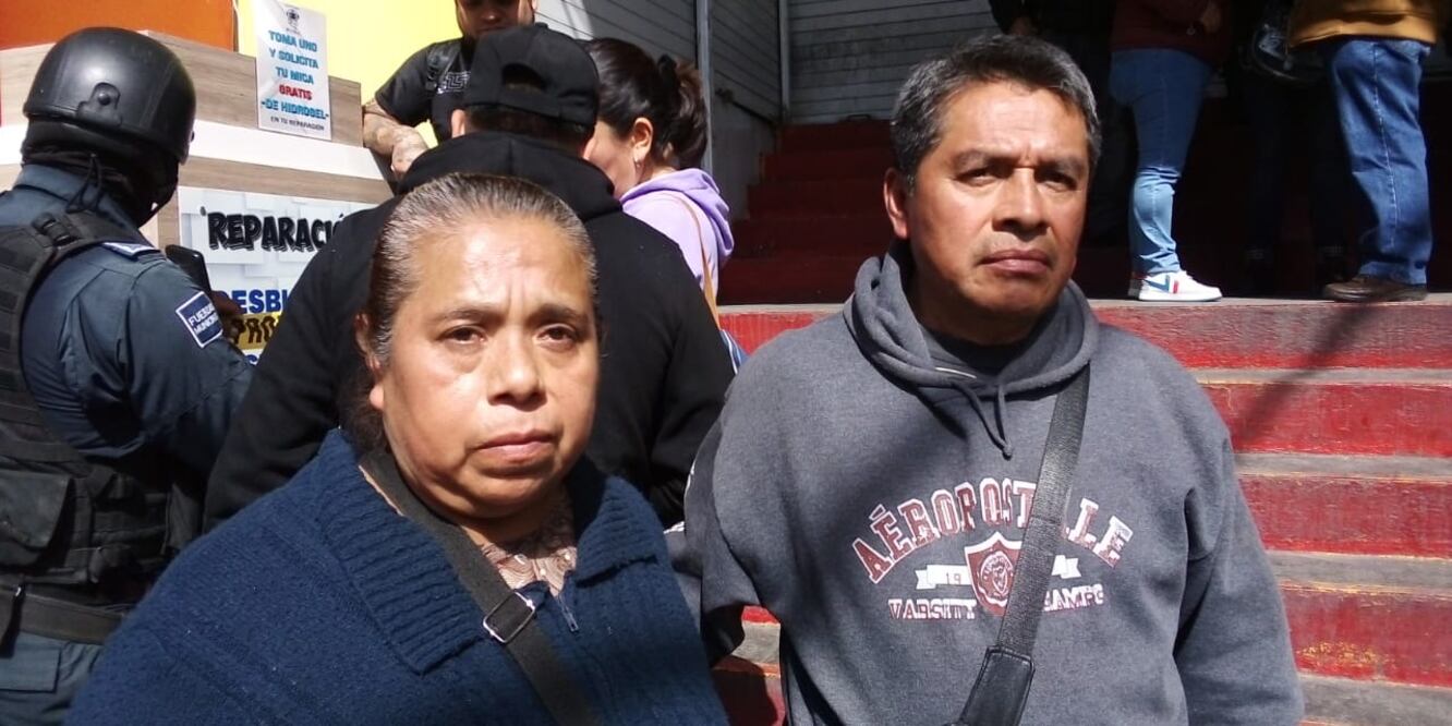 La familia Martínez Hernández son los dueños de uno de los locales comerciales afectados, perdieron años de trabajo en pocas horas debido al incendio. Foto: ARturo Torres