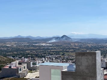 Incendio en el cerro de El Chilelete genera preocupación en Mineral de la Reforma y Epazoyucan