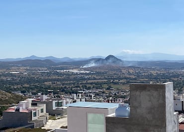 Incendio en el cerro de El Chilelete genera preocupación en Mineral de la Reforma y Epazoyucan