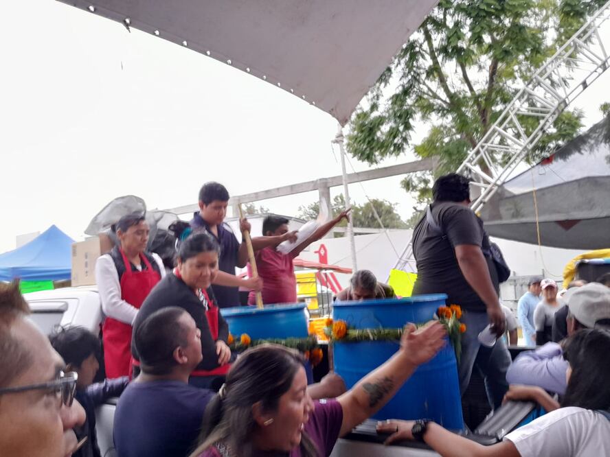 Las familias que ofrecieron el "Charape" llegaron en camionetas con uno o dos tambos de 200 litros I Foto: Erika Gutiérrez