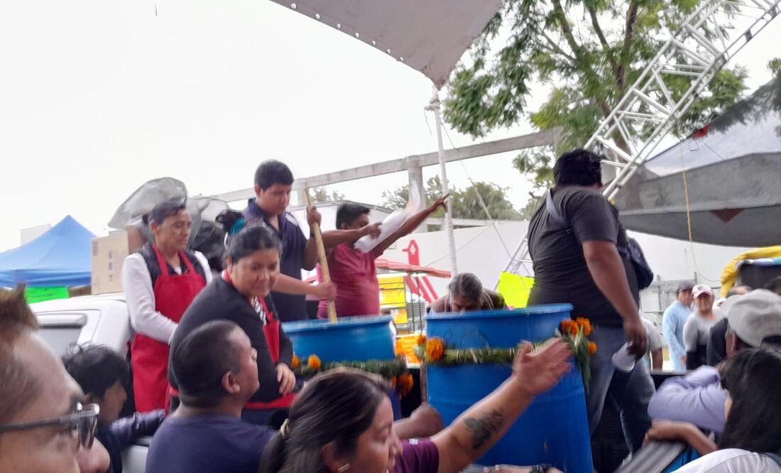 Las familias que ofrecieron el "Charape" llegaron en camionetas con uno o dos tambos de 200 litros I Foto: Erika Gutiérrez