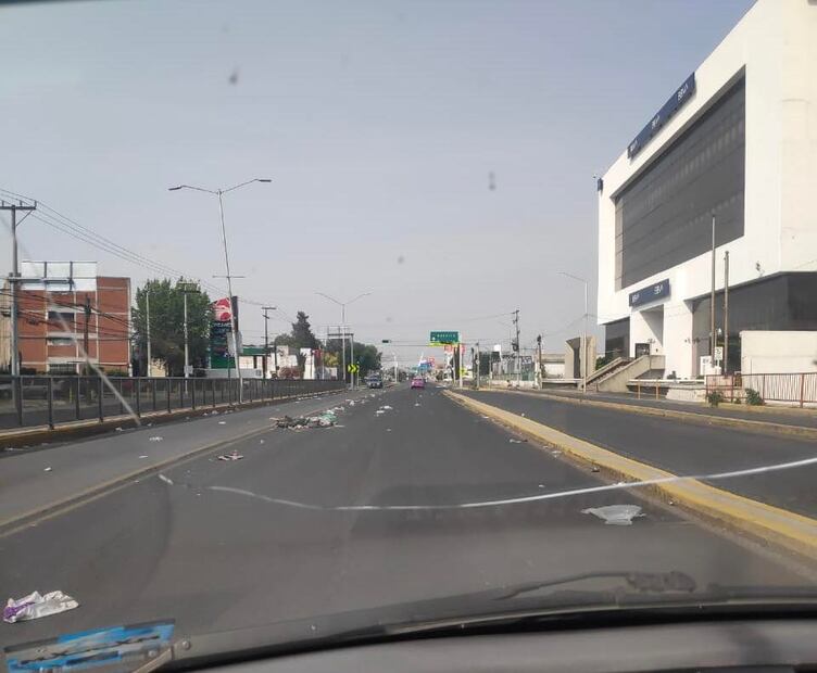 Tiran basura en el bulevar Felipe Ángeles; multas son de hasta 15 mil pesos | Facebook: Sergio Baños